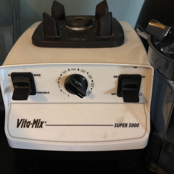 Vita-mix super 5000 with two canisters as shown unit works well no issues - Picture 2 of 11